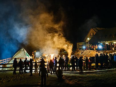 The Sauris Carnival, or Der Zahrar Voschankh, is one of the oldest in the Alps, famous for its unique hand-carved wooden masks representing local crafts and scenes from everyday life, with protagonists such as the sooty Rolar and the Kheirar with his broom. It is a celebration that combines ancient Germanic and Carnic traditions, with parades, songs and symbolic performances.
