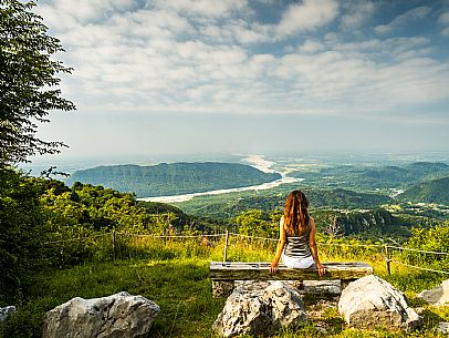 Circular hike from Somp Cornino on Monte Prat to Monte Cuar with views of the Tagliamento river