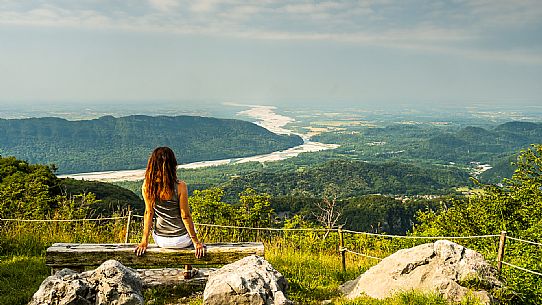 Circular hike from Somp Cornino on Monte Prat to Monte Cuar with views of the Tagliamento river