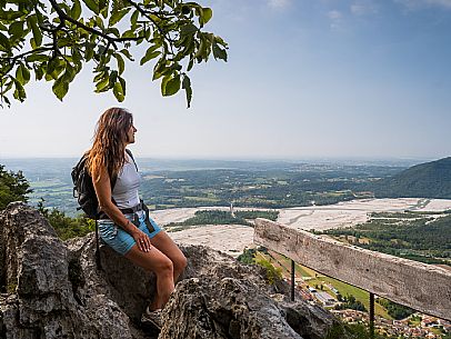 Circular hike from Somp Cornino on Monte Prat to Monte Cuar with views of the Tagliamento river