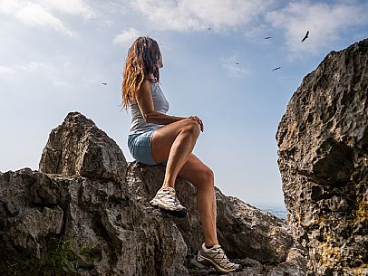 Circular hike from Somp Cornino on Monte Prat to Monte Cuar with views of the Tagliamento river