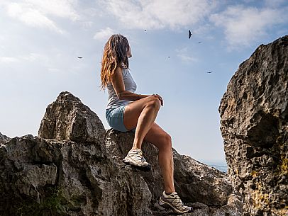 Circular hike from Somp Cornino on Monte Prat to Monte Cuar with views of the Tagliamento river