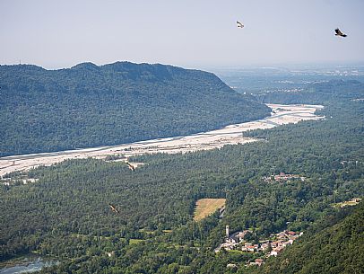 Circular hike from Somp Cornino on Monte Prat to Monte Cuar with views of the Tagliamento river