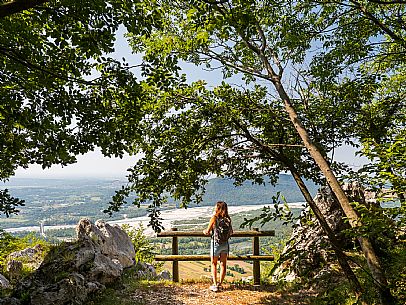 Circular hike from Somp Cornino on Monte Prat to Monte Cuar with views of the Tagliamento river