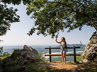 Circular hike from Somp Cornino on Monte Prat to Monte Cuar with views of the Tagliamento river