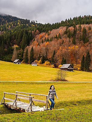 The meadows of Val Bartolo. Here you can immerse yourself in greenery, an expanse of meadows dotted with traditional mountain huts, characterised by wood and sloping roofs with balconies adorned with flowers. Landscapes and trekking in autumn.