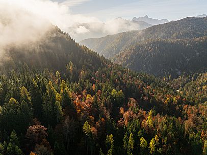 The meadows of Val Bartolo. Here you can immerse yourself in greenery, an expanse of meadows dotted with traditional mountain huts, characterised by wood and sloping roofs with balconies adorned with flowers. Landscapes and trekking in autumn.