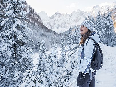 An easy walk with snowshoes or winter boots, also suitable for children, which leads from the hamlet of Riofreddo to one of the wildest and most beautiful valleys in the Tarvisio area and the Julian Alps, Cave del Predil.