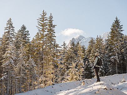 An easy walk with snowshoes or winter boots, also suitable for children, which leads from the hamlet of Riofreddo to one of the wildest and most beautiful valleys in the Tarvisio area and the Julian Alps, Cave del Predil.