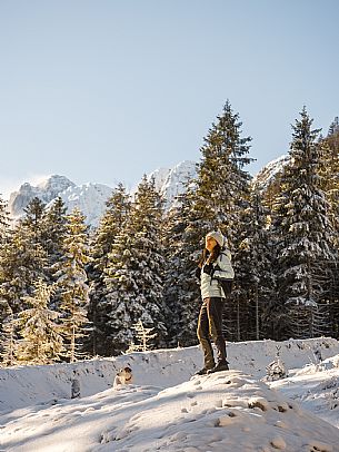 An easy walk with snowshoes or winter boots, also suitable for children, which leads from the hamlet of Riofreddo to one of the wildest and most beautiful valleys in the Tarvisio area and the Julian Alps, Cave del Predil.