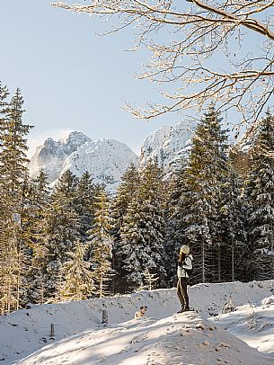 An easy walk with snowshoes or winter boots, also suitable for children, which leads from the hamlet of Riofreddo to one of the wildest and most beautiful valleys in the Tarvisio area and the Julian Alps, Cave del Predil.