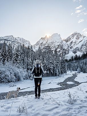 An easy walk with snowshoes or winter boots, also suitable for children, which leads from the hamlet of Riofreddo to one of the wildest and most beautiful valleys in the Tarvisio area and the Julian Alps, Cave del Predil.