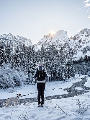 An easy walk with snowshoes or winter boots, also suitable for children, which leads from the hamlet of Riofreddo to one of the wildest and most beautiful valleys in the Tarvisio area and the Julian Alps, Cave del Predil.