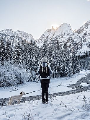 An easy walk with snowshoes or winter boots, also suitable for children, which leads from the hamlet of Riofreddo to one of the wildest and most beautiful valleys in the Tarvisio area and the Julian Alps, Cave del Predil.