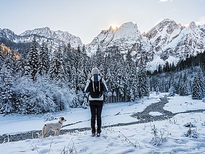 An easy walk with snowshoes or winter boots, also suitable for children, which leads from the hamlet of Riofreddo to one of the wildest and most beautiful valleys in the Tarvisio area and the Julian Alps, Cave del Predil.