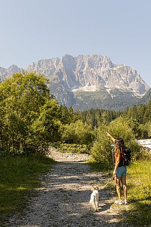 An easy but exciting hike along the new alternative trail to the Pellarini mountain hut in the Julian Alps, starting from Val Saisera, Malborghetto.