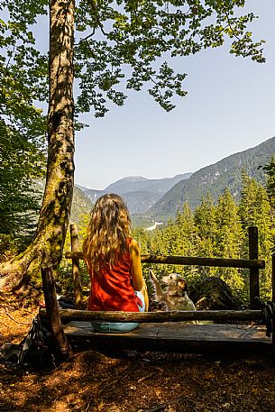 An easy but exciting hike along the new alternative trail to the Pellarini mountain hut in the Julian Alps, starting from Val Saisera, Malborghetto.