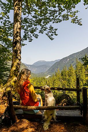 An easy but exciting hike along the new alternative trail to the Pellarini mountain hut in the Julian Alps, starting from Val Saisera, Malborghetto.