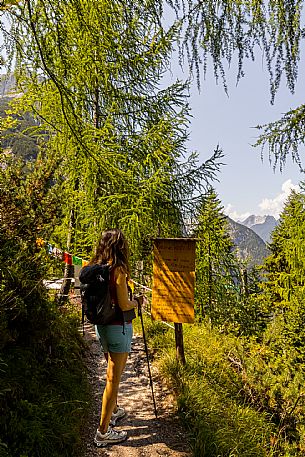 An easy but exciting hike along the new alternative trail to the Pellarini mountain hut in the Julian Alps, starting from Val Saisera, Malborghetto.
