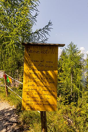 An easy but exciting hike along the new alternative trail to the Pellarini mountain hut in the Julian Alps, starting from Val Saisera, Malborghetto.