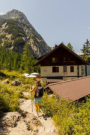 An easy but exciting hike along the new alternative trail to the Pellarini mountain hut in the Julian Alps, starting from Val Saisera, Malborghetto.