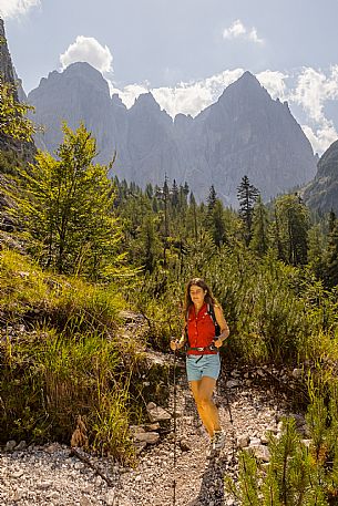 An easy but exciting hike along the new alternative trail to the Pellarini mountain hut in the Julian Alps, starting from Val Saisera, Malborghetto.