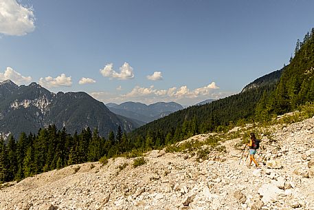 An easy but exciting hike along the new alternative trail to the Pellarini mountain hut in the Julian Alps, starting from Val Saisera, Malborghetto.