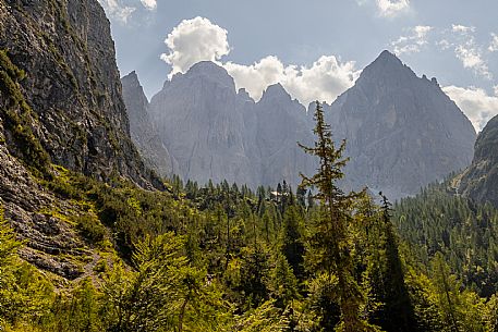 An easy but exciting hike along the new alternative trail to the Pellarini mountain hut in the Julian Alps, starting from Val Saisera, Malborghetto.