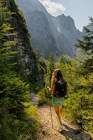 An easy but exciting hike along the new alternative trail to the Pellarini mountain hut in the Julian Alps, starting from Val Saisera, Malborghetto.