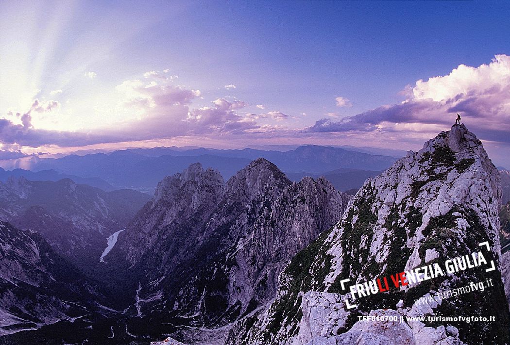 Il versante occidentale del Mangart dalle Cime Verdi, sul confine Italo-Sloveno. Tarvisiano, Friuli Venezia Giulia.