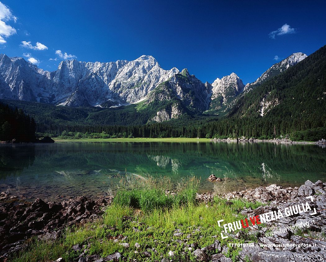 Lago di Fusine Superiore e Mangart. Tarvisio, Friuli.
