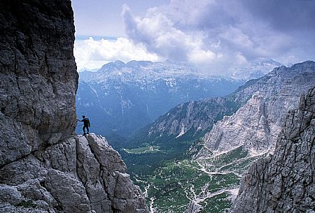 Una cengia lungo il sentiero attrezzato A. Goitan che attraversa il versante sud della Cima di Riofreddo. Tarvisiano, Friuli Venezia Giulia.