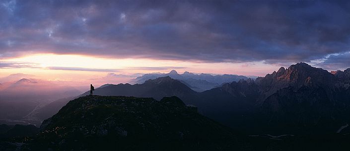 Alba dallo Jôf di Miezegnot, veduta sul Jôf Fuart. Tarvisio, Friuli.
