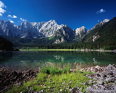 Lago di Fusine Superiore e Mangart. Tarvisio, Friuli.
