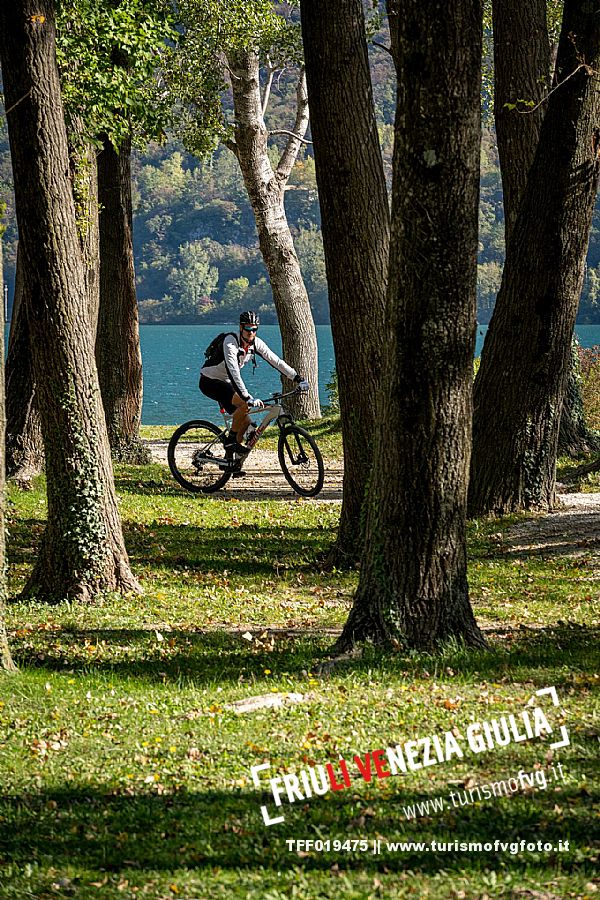 Lago di Cavazzo o dei Tre Comuni