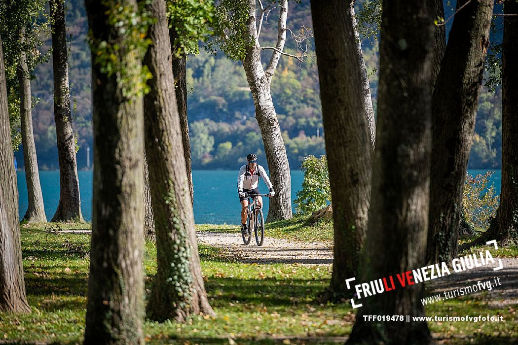 Lago di Cavazzo o dei Tre Comuni