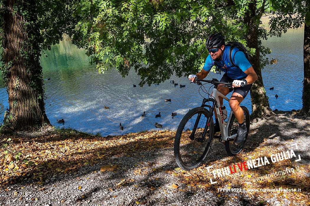 Lago di Cavazzo o dei Tre Comuni