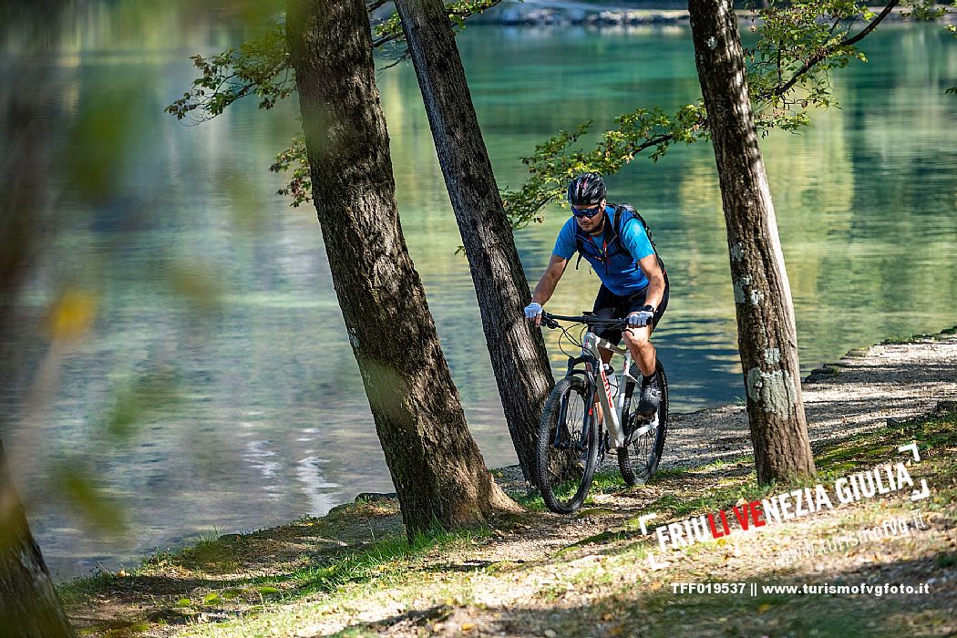 Lago di Cavazzo o dei Tre Comuni