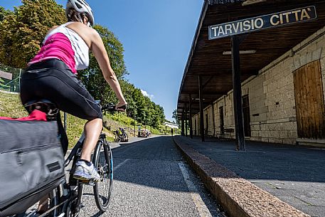 Alpe Adria cycle path - Finanziato dal Fondo europeo di sviluppo regionale e Interreg V-A Italia-Austria 2014-2020 progetto BIKE NAT Alpe Adria cycle path - Finanziato dal Fondo europeo di sviluppo regionale e Interreg V-A Italia-Austria 2014-2020 progetto BIKE NAT