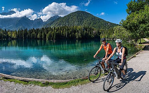 Alpe Adria cycle path - Finanziato dal Fondo europeo di sviluppo regionale e Interreg V-A Italia-Austria 2014-2020 progetto BIKE NAT