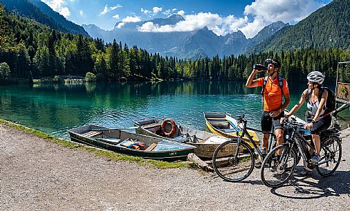 Alpe Adria cycle path - Finanziato dal Fondo europeo di sviluppo regionale e Interreg V-A Italia-Austria 2014-2020 progetto BIKE NAT