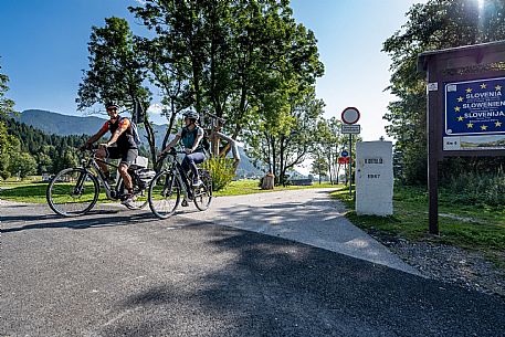Alpe Adria cycle path - Finanziato dal Fondo europeo di sviluppo regionale e Interreg V-A Italia-Austria 2014-2020 progetto BIKE NAT