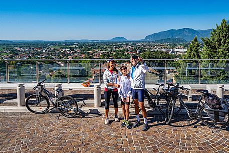 Alpe Adria cycle path - Venzone-Udine-Finanziato dal Fondo europeo di sviluppo regionale e Interreg V-A Italia-Austria 2014-2020 progetto BIKE NAT Alpe Adria cycle path - Venzone-Udine-Finanziato dal Fondo europeo di sviluppo regionale e Interreg V-A Italia-Austria 2014-2020 progetto BIKE NAT