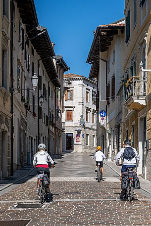 Alpe Adria cycle path - Venzone-Udine-Finanziato dal Fondo europeo di sviluppo regionale e Interreg V-A Italia-Austria 2014-2020 progetto BIKE NAT Alpe Adria cycle path - Venzone-Udine-Finanziato dal Fondo europeo di sviluppo regionale e Interreg V-A Italia-Austria 2014-2020 progetto BIKE NAT