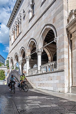 Alpe Adria cycle path - Venzone-Udine-Finanziato dal Fondo europeo di sviluppo regionale e Interreg V-A Italia-Austria 2014-2020 progetto BIKE NAT Alpe Adria cycle path - Venzone-Udine-Finanziato dal Fondo europeo di sviluppo regionale e Interreg V-A Italia-Austria 2014-2020 progetto BIKE NAT