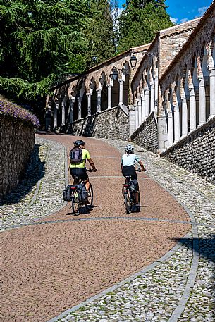 Alpe Adria cycle path - Venzone-Udine-Finanziato dal Fondo europeo di sviluppo regionale e Interreg V-A Italia-Austria 2014-2020 progetto BIKE NAT Alpe Adria cycle path - Venzone-Udine-Finanziato dal Fondo europeo di sviluppo regionale e Interreg V-A Italia-Austria 2014-2020 progetto BIKE NAT