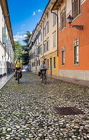 Alpe Adria cycle path - Venzone-Udine-Finanziato dal Fondo europeo di sviluppo regionale e Interreg V-A Italia-Austria 2014-2020 progetto BIKE NAT Alpe Adria cycle path - Venzone-Udine-Finanziato dal Fondo europeo di sviluppo regionale e Interreg V-A Italia-Austria 2014-2020 progetto BIKE NAT