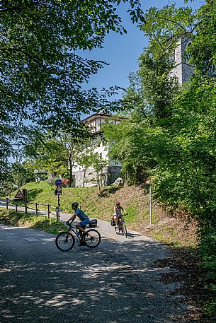 Alpe Adria cycle path - Venzone-Udine-Finanziato dal Fondo europeo di sviluppo regionale e Interreg V-A Italia-Austria 2014-2020 progetto BIKE NAT Alpe Adria cycle path - Venzone-Udine-Finanziato dal Fondo europeo di sviluppo regionale e Interreg V-A Italia-Austria 2014-2020 progetto BIKE NAT