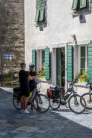 Alpe Adria cycle path - Venzone-Udine-Finanziato dal Fondo europeo di sviluppo regionale e Interreg V-A Italia-Austria 2014-2020 progetto BIKE NAT Alpe Adria cycle path - Venzone-Udine-Finanziato dal Fondo europeo di sviluppo regionale e Interreg V-A Italia-Austria 2014-2020 progetto BIKE NAT