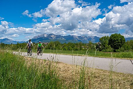 Alpe Adria cycle path - Venzone-Udine-Finanziato dal Fondo europeo di sviluppo regionale e Interreg V-A Italia-Austria 2014-2020 progetto BIKE NAT Alpe Adria cycle path - Venzone-Udine-Finanziato dal Fondo europeo di sviluppo regionale e Interreg V-A Italia-Austria 2014-2020 progetto BIKE NAT
